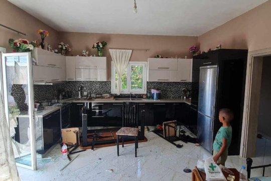 Ζημιές σε σπίτι Ρομά ύστερα από την αστυνομική επιχείρηση
